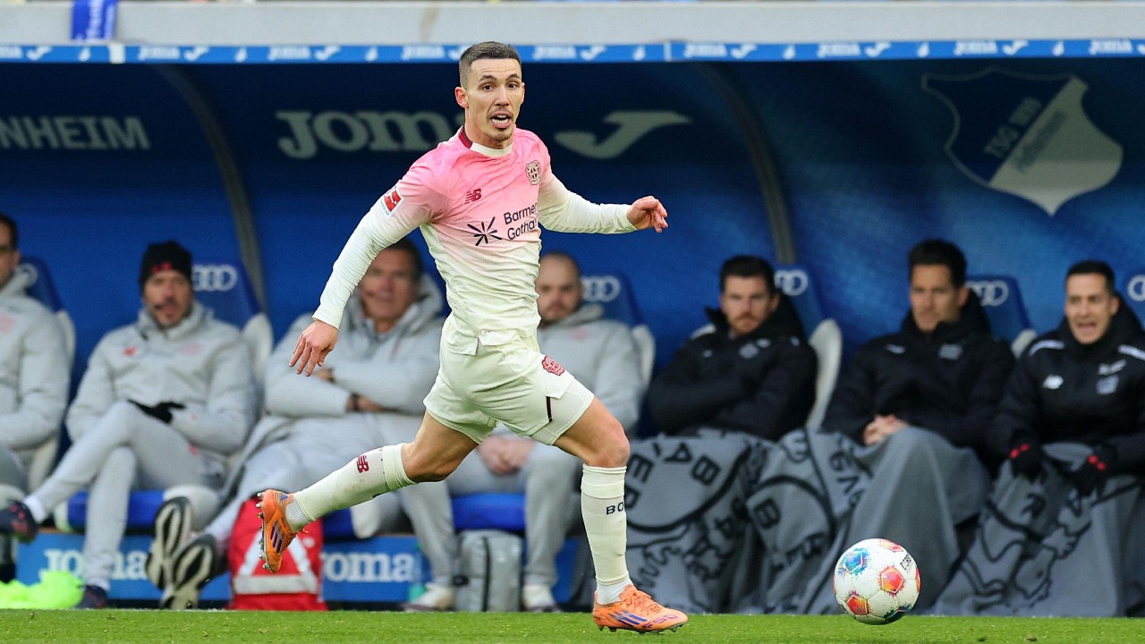 Alejandro Grimaldo do Bayer Leverkusen Palpite Bayer Leverkusen x Werder Bremen – Bundesliga – 24/01/2026