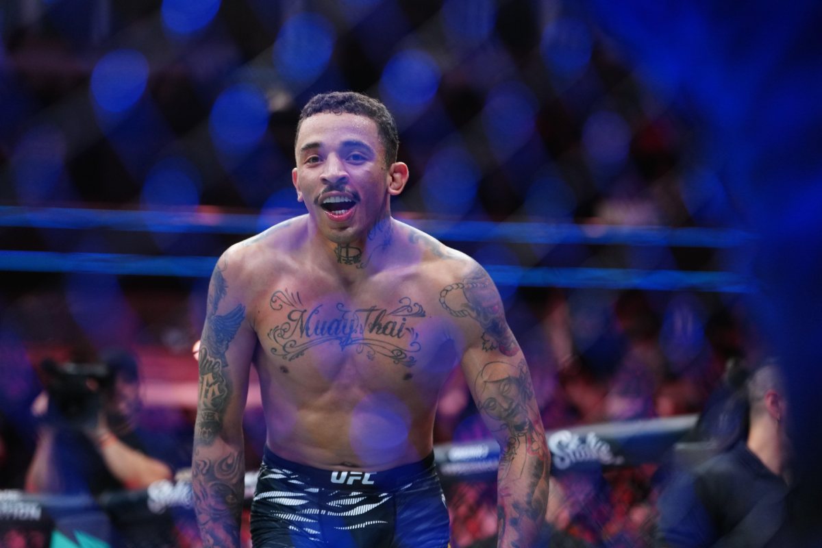 Chicago, Il, United States. 16th Aug, 2025. CHICAGO, IL - AUG 16:Geoff Neal and Carlos Pratesmeet in the octagon for a 3-round bout during UFC 319 - Du Plessis vs Chimaev at United Center on August 16, 2025 in Chicago, IL (Photo by Louis Grasse/PxImages) 1xBet anuncia Carlos Prates como embaixador e reforça aposta no MMA brasileiro