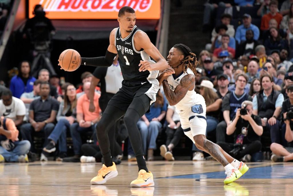 Palpite Milwaukee Bucks x San Antonio Spurs - NBA - 28/03/2026 Palpite Milwaukee Bucks x San Antonio Spurs - NBA - 28/03/2026