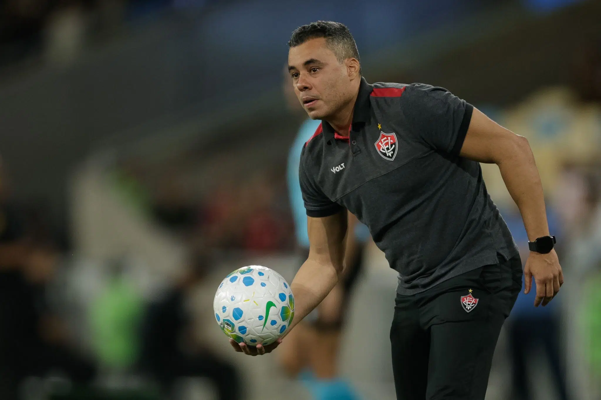 Rio De Janeiro, Brazil. 22nd Apr, 2026. RIO DE JANEIRO, BRAZIL - APRIL 22: JAIR VENTURA, Head Coach of Vitoria, catches the ball during the match between Flamengo and Vitoria as part of Copa do Brasil 2026 at Maracana Stadium on April 22, 2026 in Rio de J Palpite Vitória x Coritiba – Brasileirão – 02/05/2026