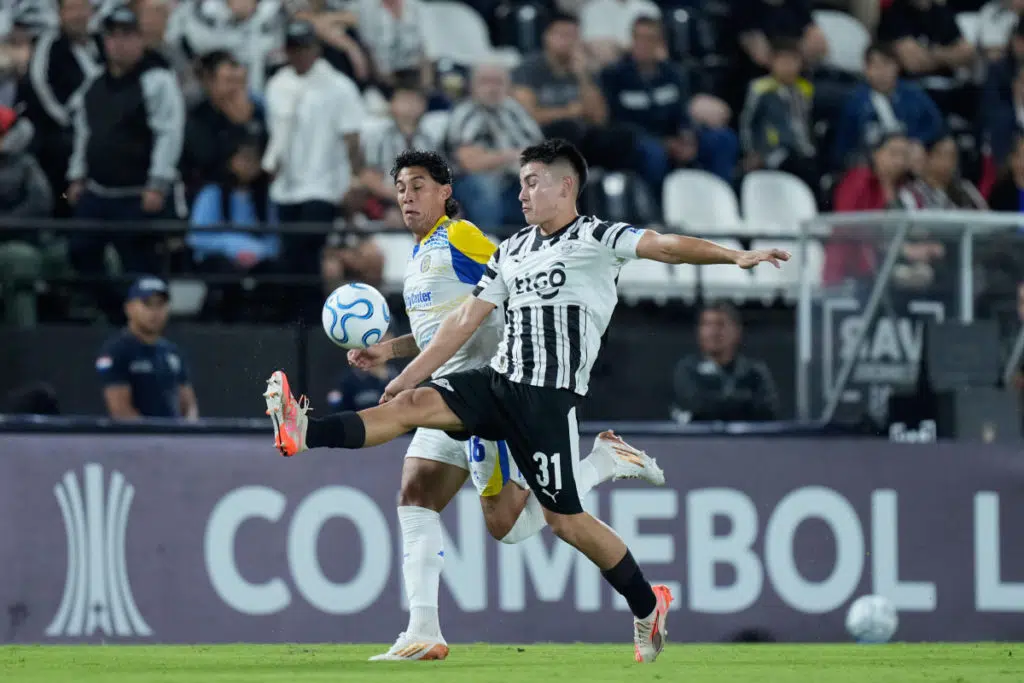 Thiago Fernandez of Paraguay's Libertad, right, and Enzo Gimenez of Argentina's Rosario Central battle for the ball during a Copa Libertadores Group H soccer match in Asuncion, Paraguay, Wednesday, April 15, 2026. (AP Photo/Jorge Saenz) Libertad Palpite
