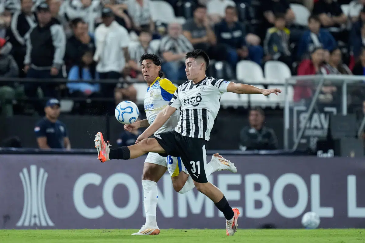 Thiago Fernandez of Paraguay's Libertad, right, and Enzo Gimenez of Argentina's Rosario Central battle for the ball during a Copa Libertadores Group H soccer match in Asuncion, Paraguay, Wednesday, April 15, 2026. (AP Photo/Jorge Saenz) Palpite Libertad x Universidad Central – Libertadores – 27/05/2026
