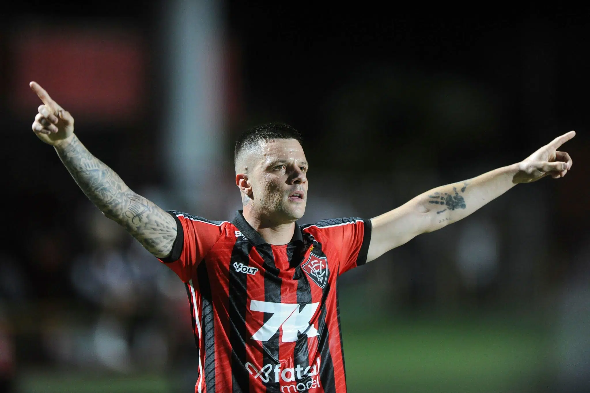 BA - SALVADOR - 08/03/2025 - BRAZILIAN A 2025, VITORIA x PALMEIRAS - Renato Kayser, Vitoria player, celebrates his goal during the match against Palmeiras at the Barradao stadium for the Brazilian A 2025 championship. Photo: Jhony Pinho/AGIF Palpite Bragantino x Vitória – Brasileirão – 17/05/2026