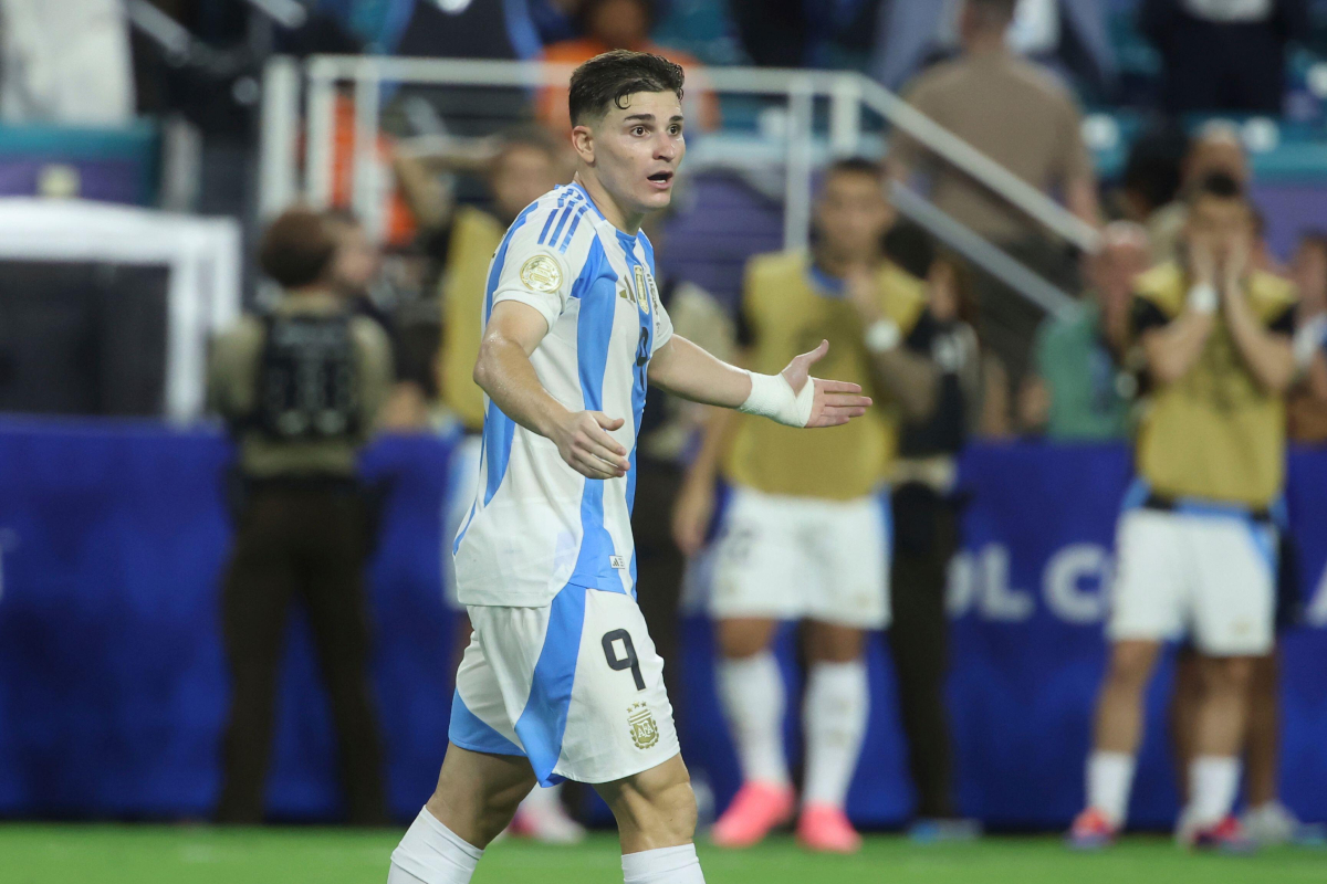 MIAMI GARDENS, FL - JULY 14: Argentina forward Julian Alvarez (9) questions why a goal is waived off in the second half during the Copa America Finals match between Colombia and Argentina on Sunday, July 14 2024 at Hard Rock Stadium in Miami Gardens, Fla. Palpite Argentina x Honduras – Amistoso – 06/06/2026