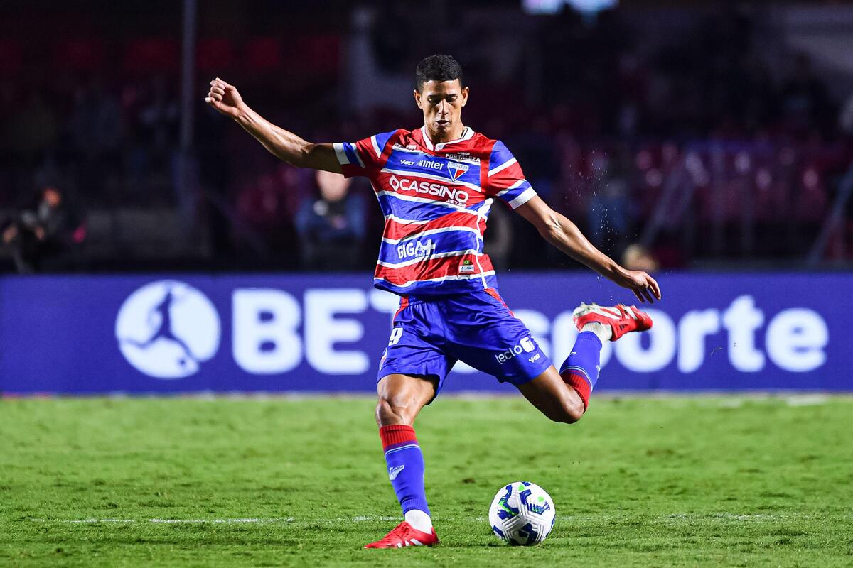 SAO PAULO, SP - 02.05.2025: SAO PAULO FC X FORTALEZA - Gustavo Mancha from Fortaleza during the match between Sao Paulo FC x Fortaleza, valid for the seventh round of the 2025 Brazilian Football Championship, this Friday, (2) at Morumbis, SP. (Photo: Robe Palpite Fortaleza x Vitória – Copa do Nordeste – 02/06/2026