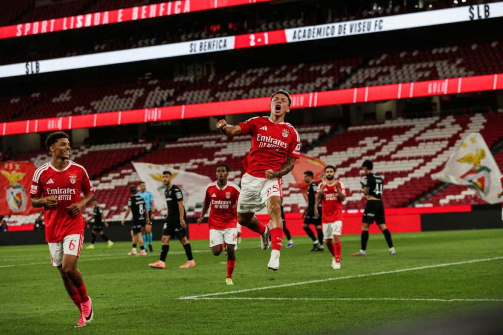 Palpite Benfica x Aarhus Gianluca Prestianni, do Benfica, comemorando gol durante o jogo.